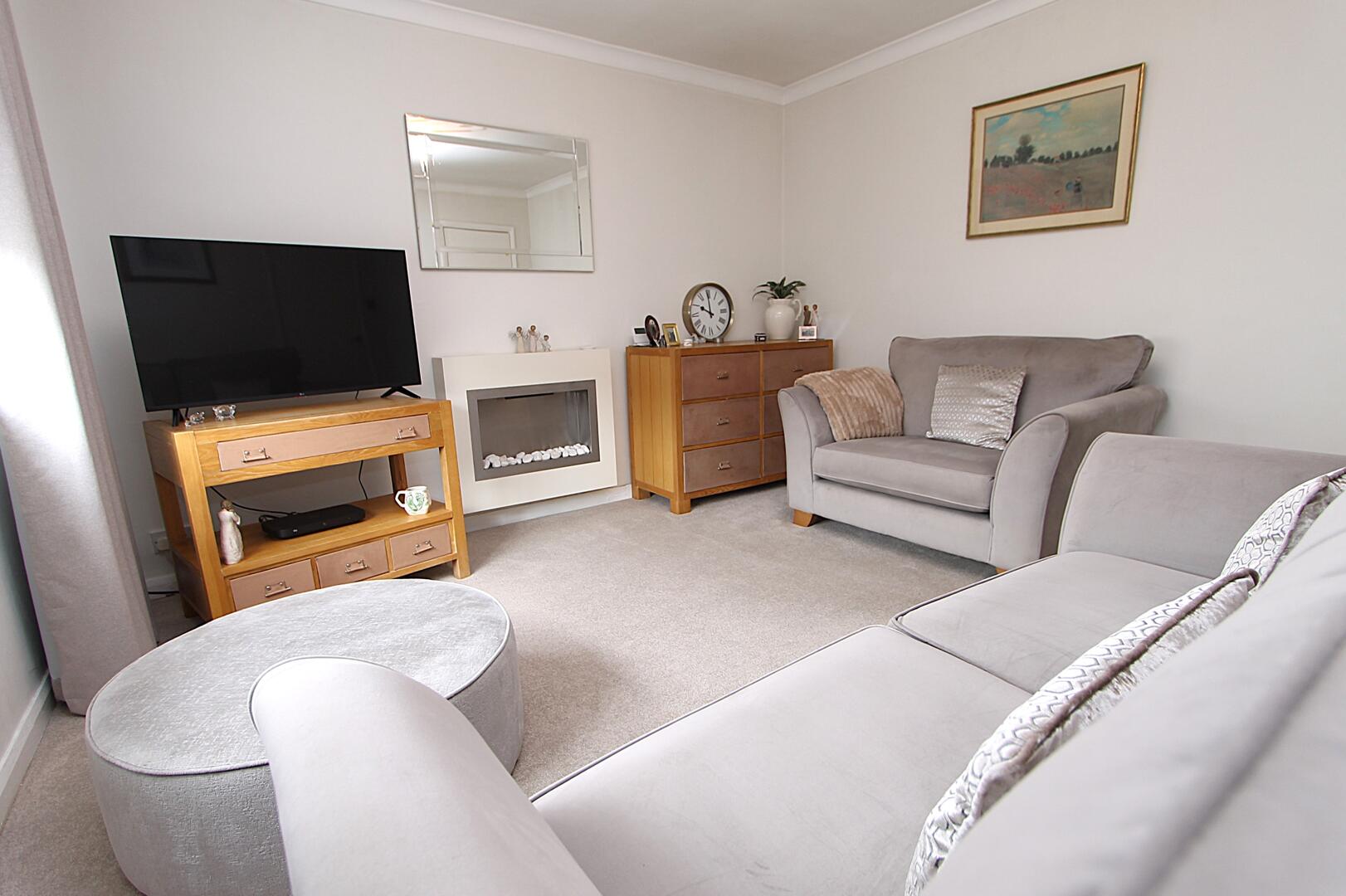 3 bed property in Brinton Crescent, Kidderminster